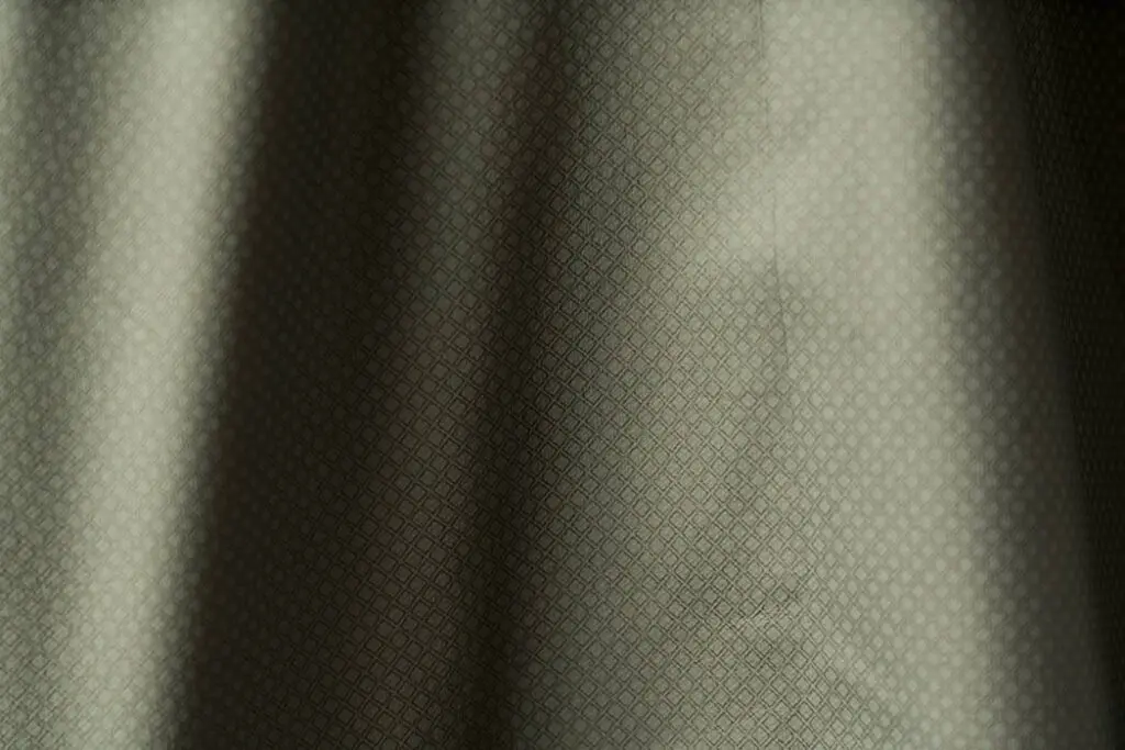 Comfortable lightweight polyester fabric